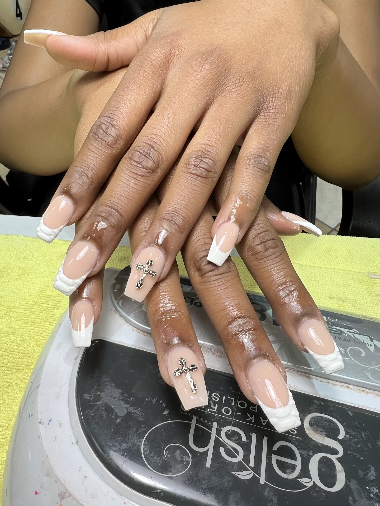 Top Nails logo